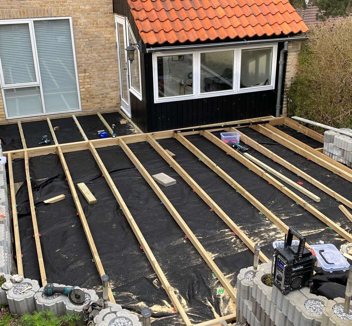 Lægning af ny træterrasse i Valby nær Farum og Værløse